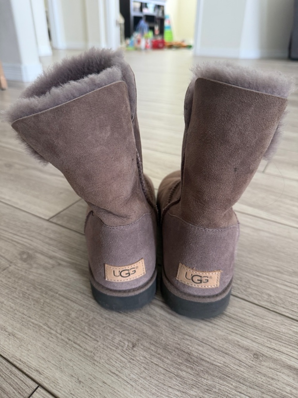 UGG Women's Classic Cuff Short Boots Stormy Grey 10M - Picture 2 of 6